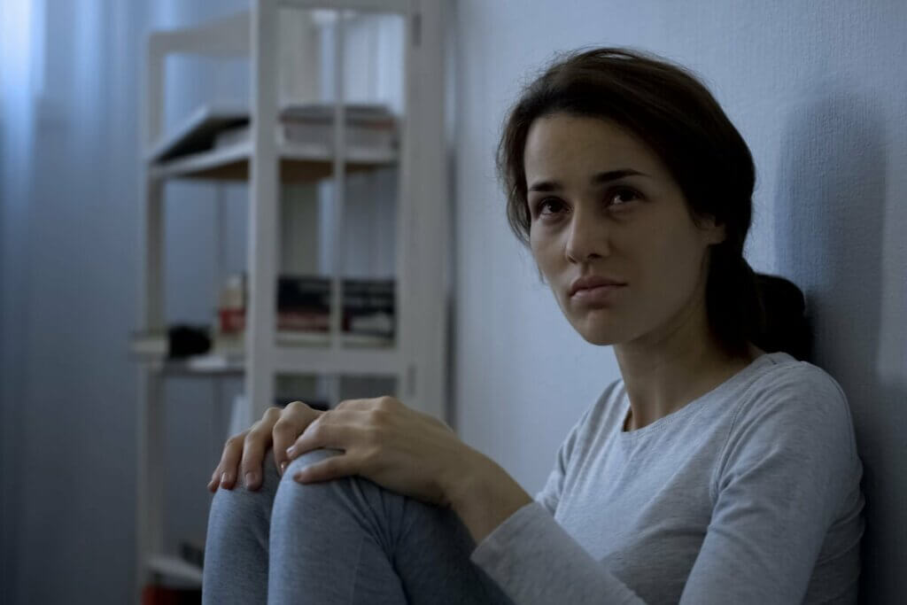 Mulher com o rosto triste