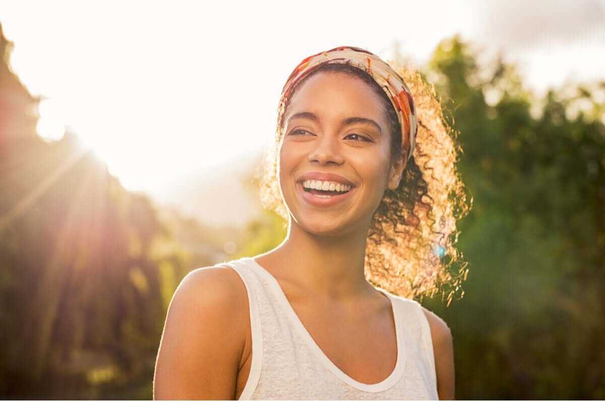 Mulher sorrindo ao entardecer