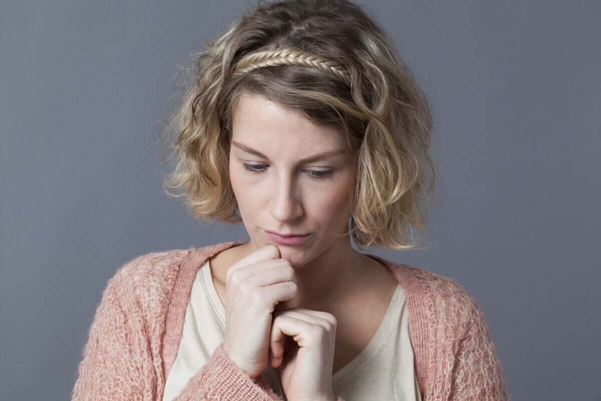 Mulher tímida e preocupada