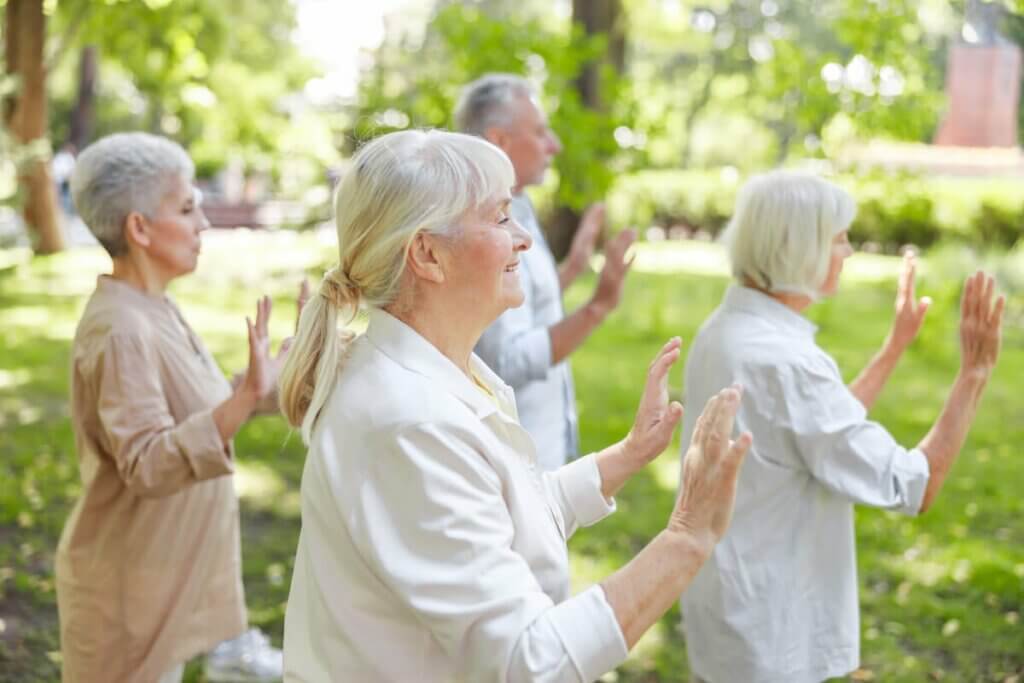 Idosos praticando qi gong