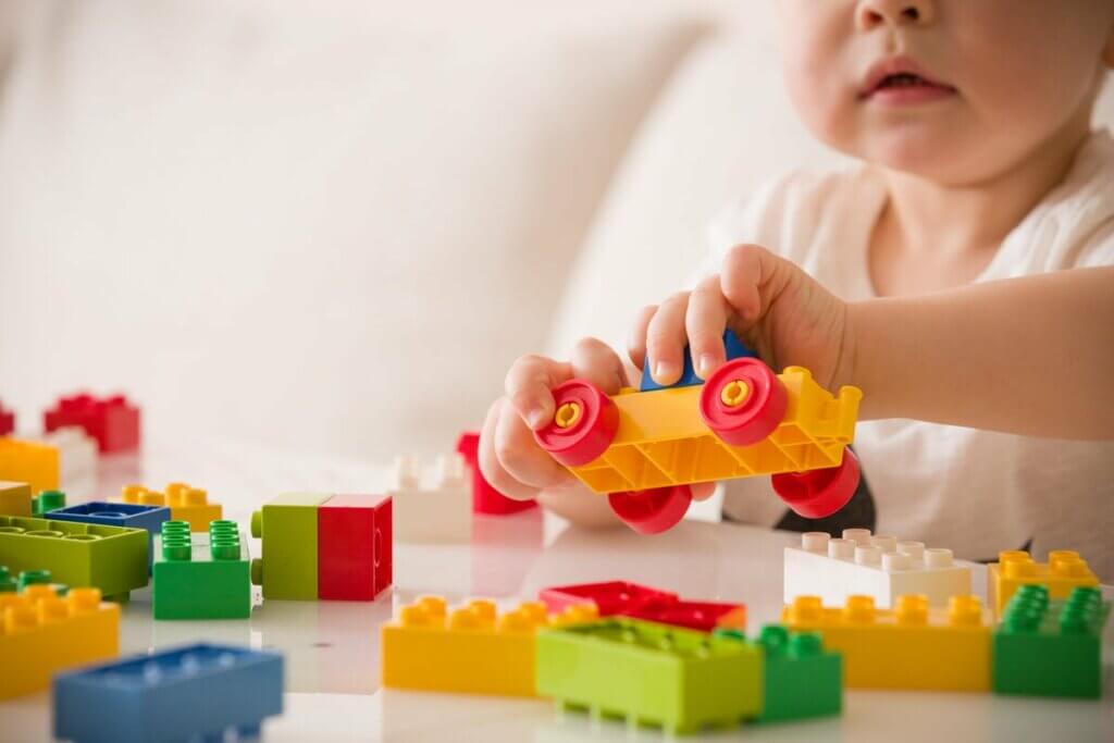 Bebê brincando com lego