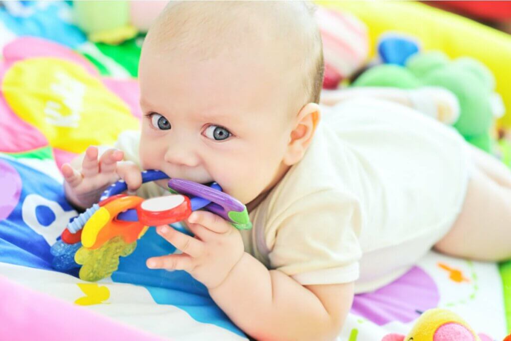 Bebê mordendo brinquedos