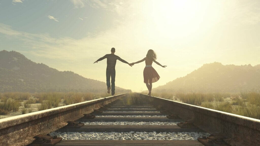 Casal no trilho do trem