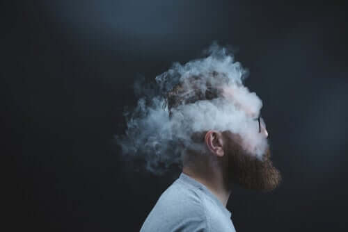 Homem envolto em fumaça de cigarro