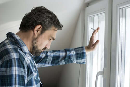 Homem fumando pensativo