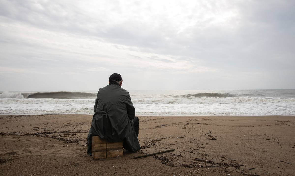 Homem observando o mar