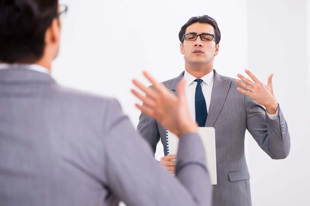 Homem treinando discurso