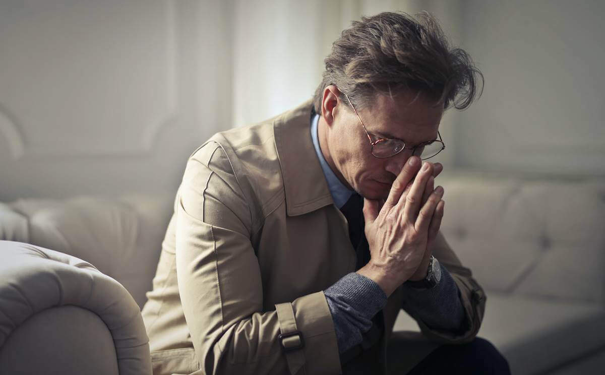 Homem triste se sentindo desvalorizado