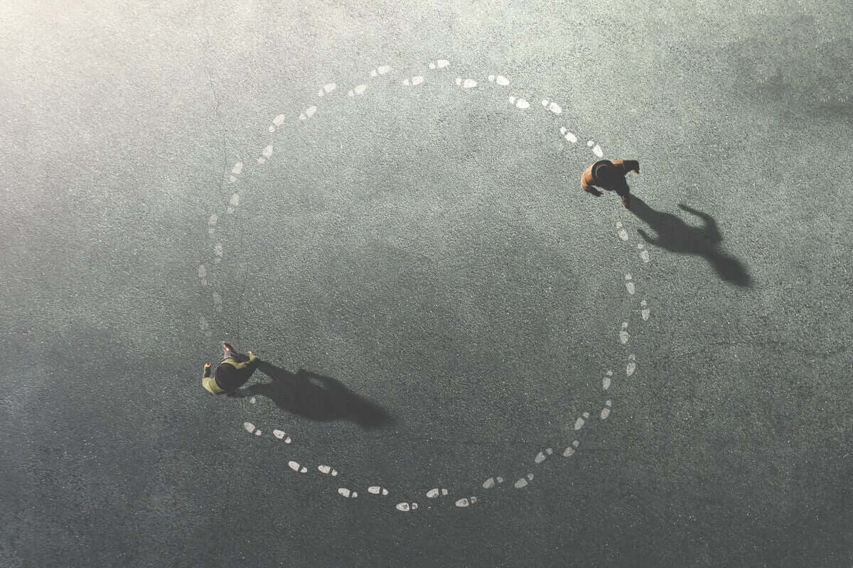 Homem andando em círculo