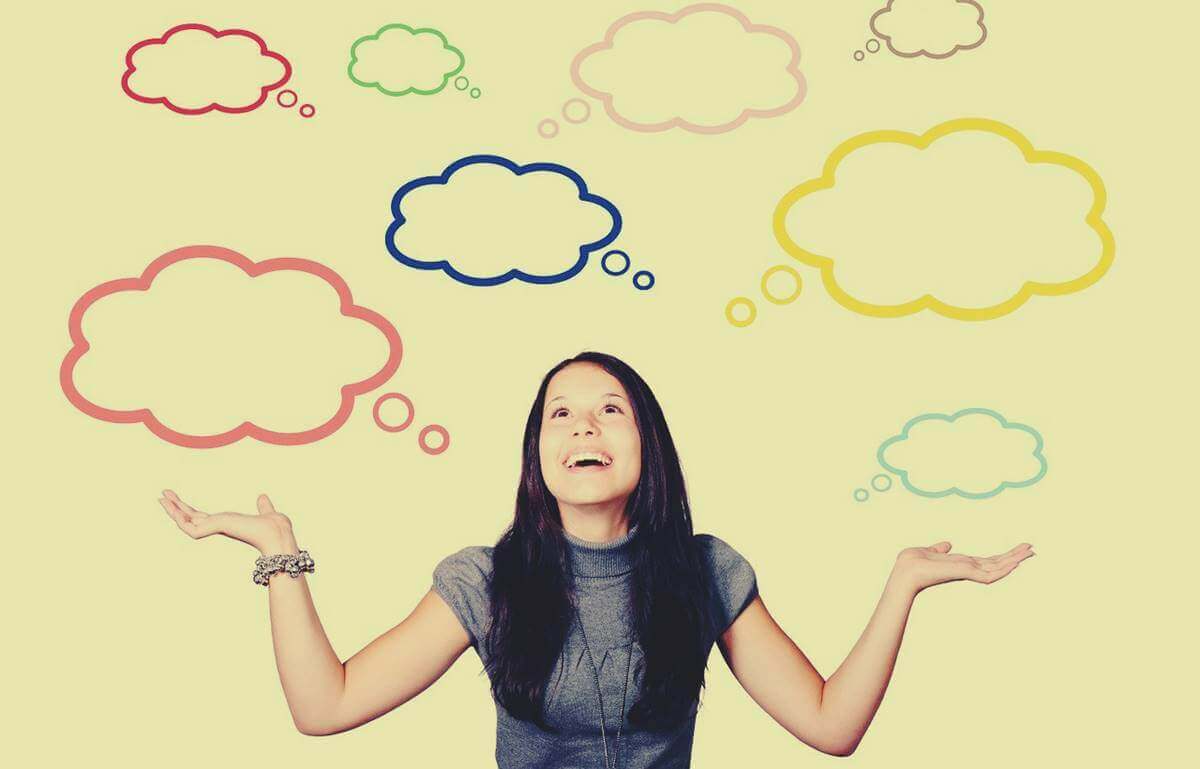 Mulher tendo várias ideias