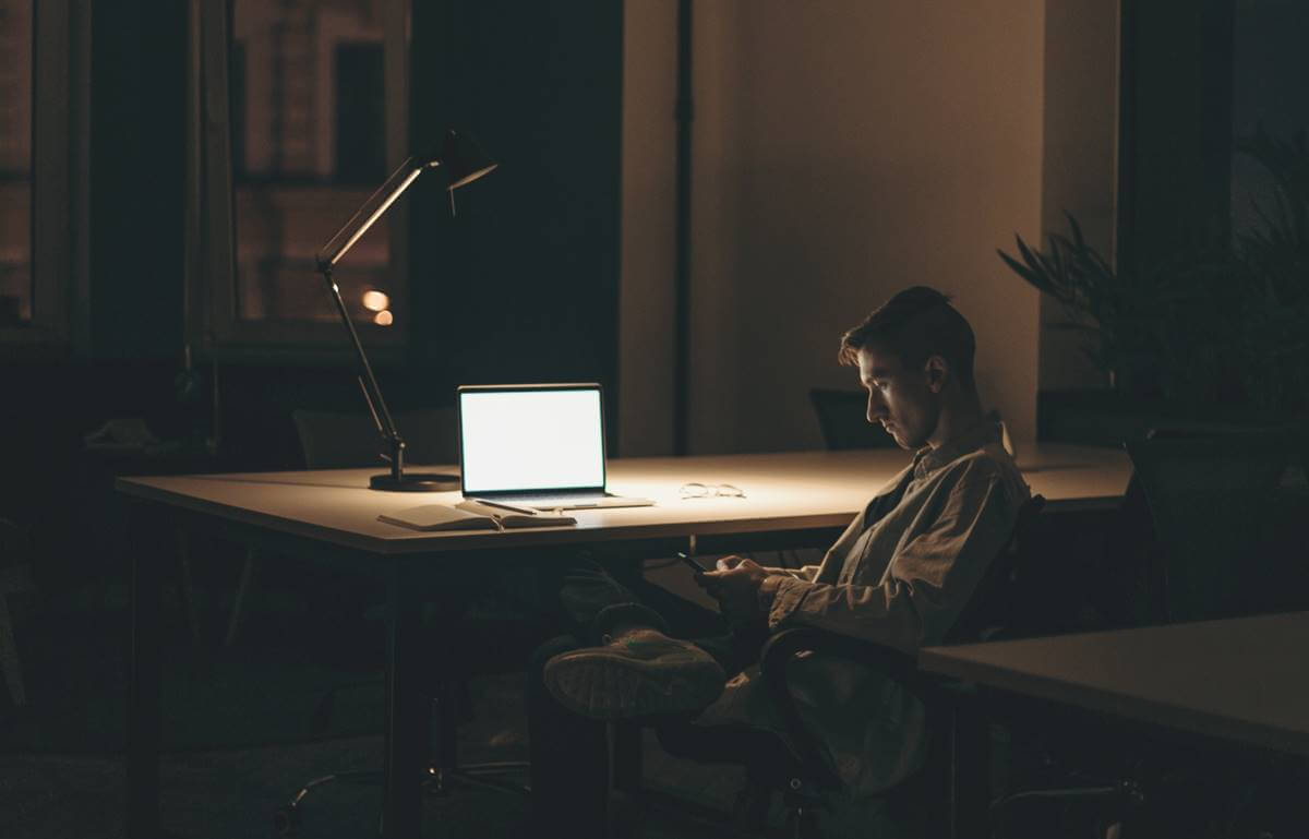 Jovem solitário trabalhando