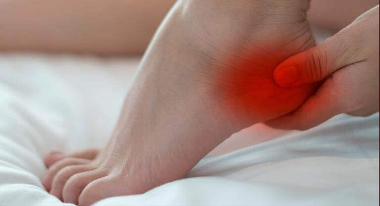Queimação nos pés: o que é e por que ela acontece?