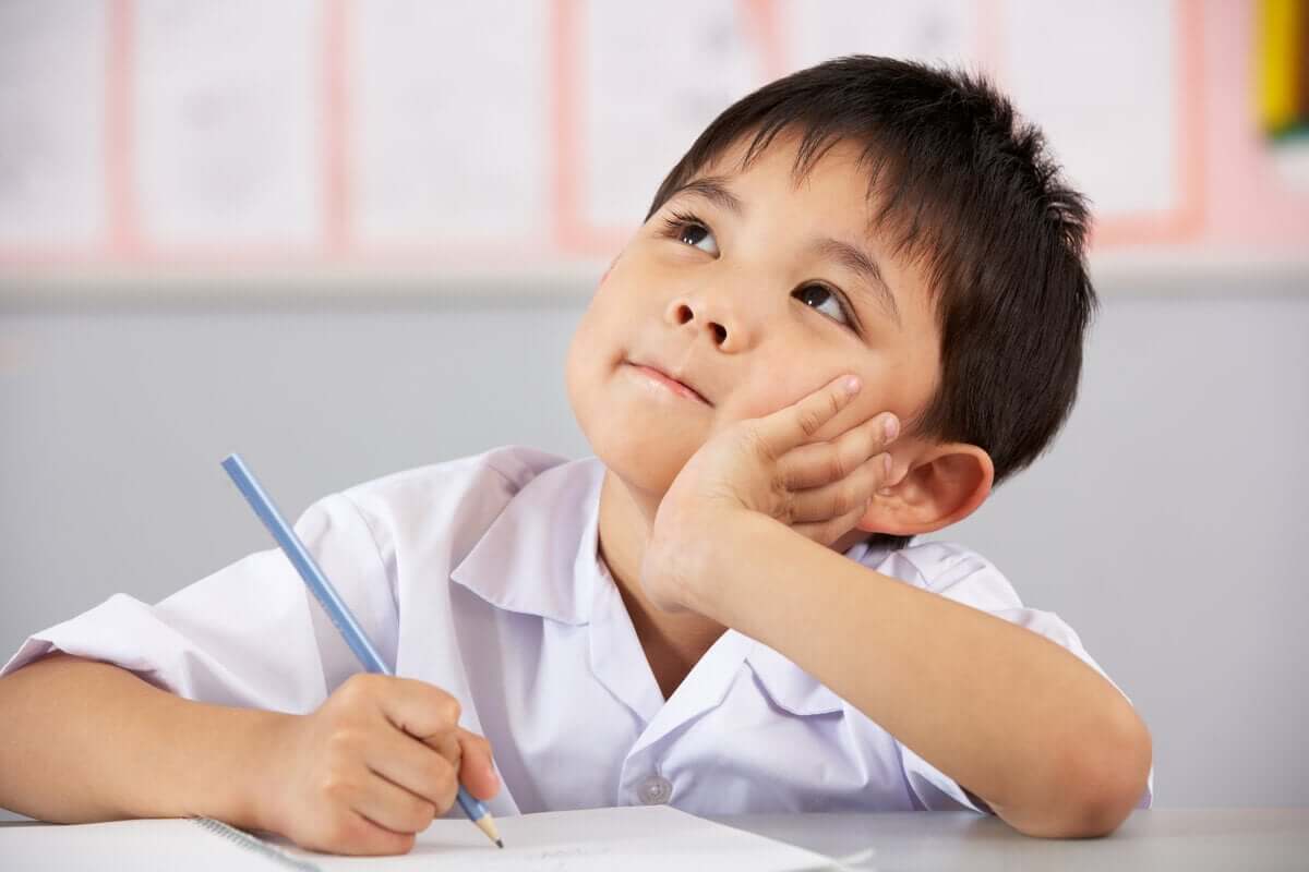 Menino pensando na escola