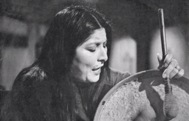 Mercedes Sosa tocando instrumento