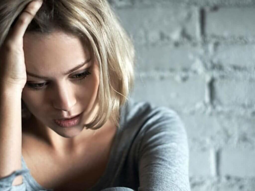 Mulher nervosa e preocupada