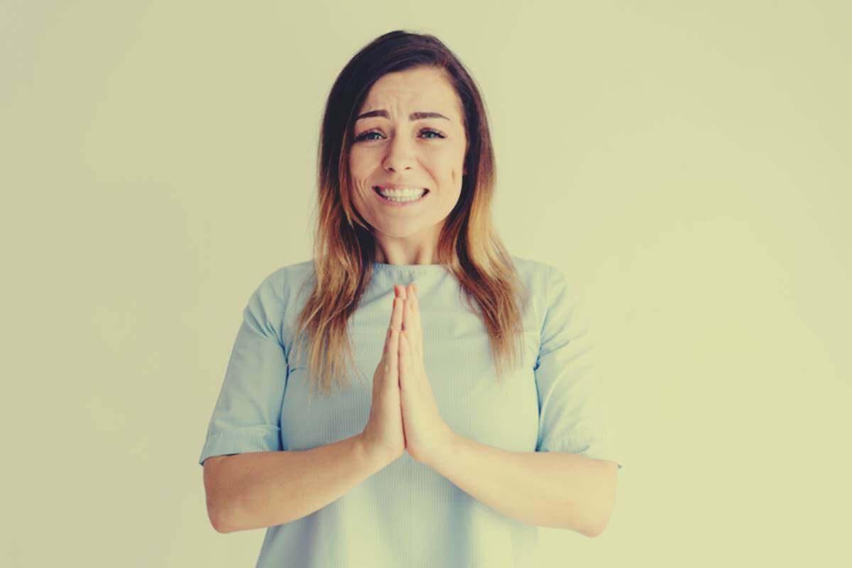 Mulher pedindo um favor