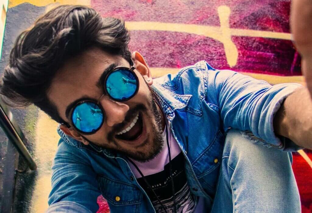 Rapaz animado tirando foto