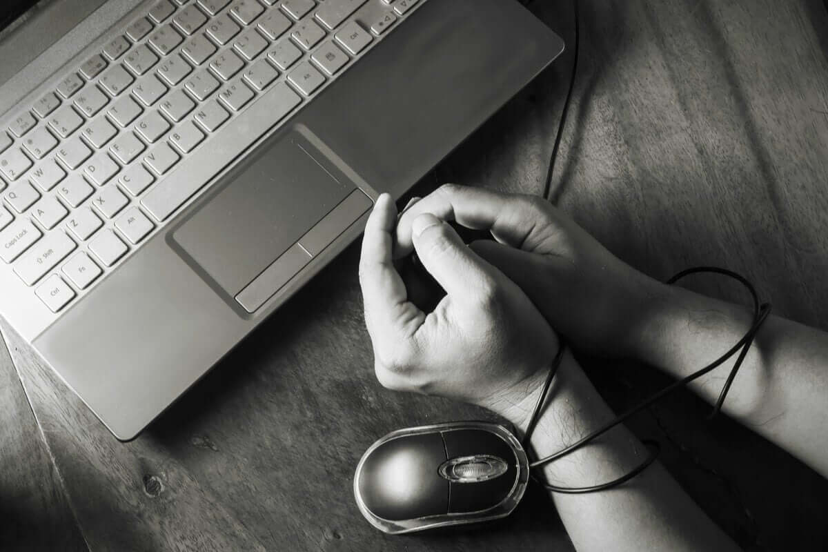 Pessoa viciada em Internet