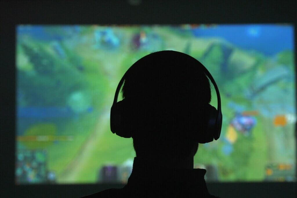 Adolescente jogando videogame
