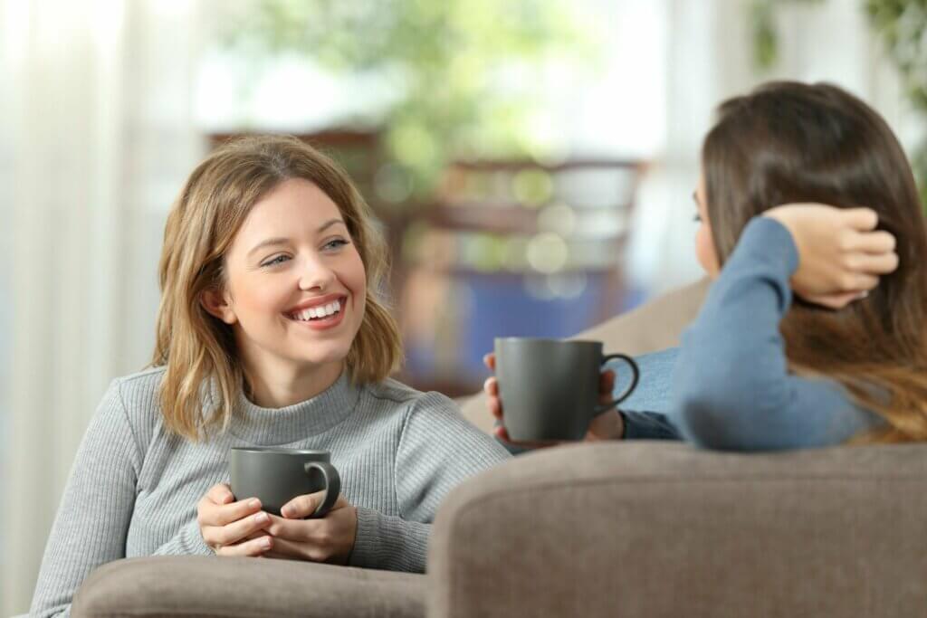 Amigas conversando e tomando café