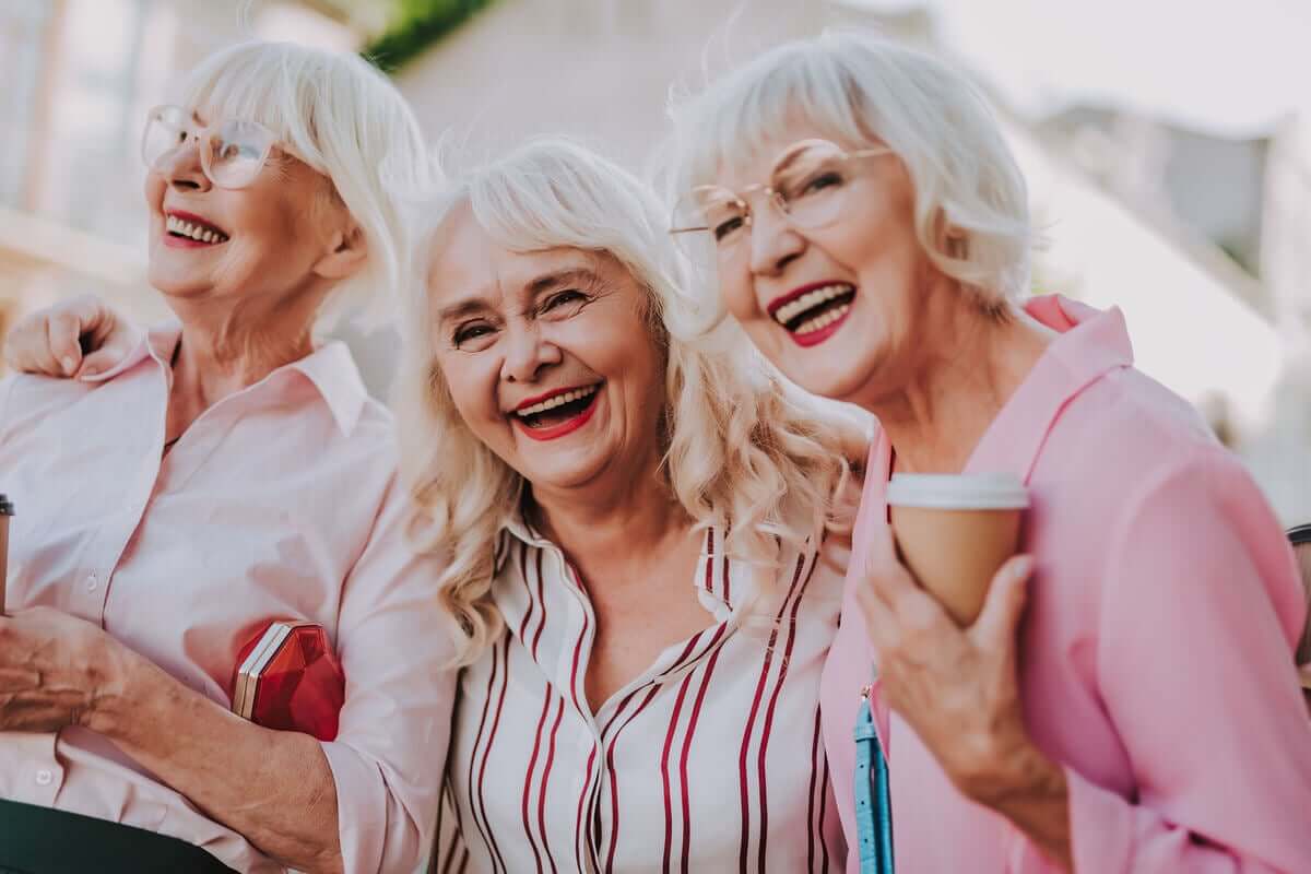 Amigas idosas curtindo