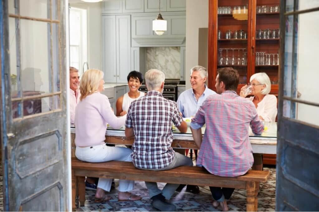 Amigos comendo juntos
