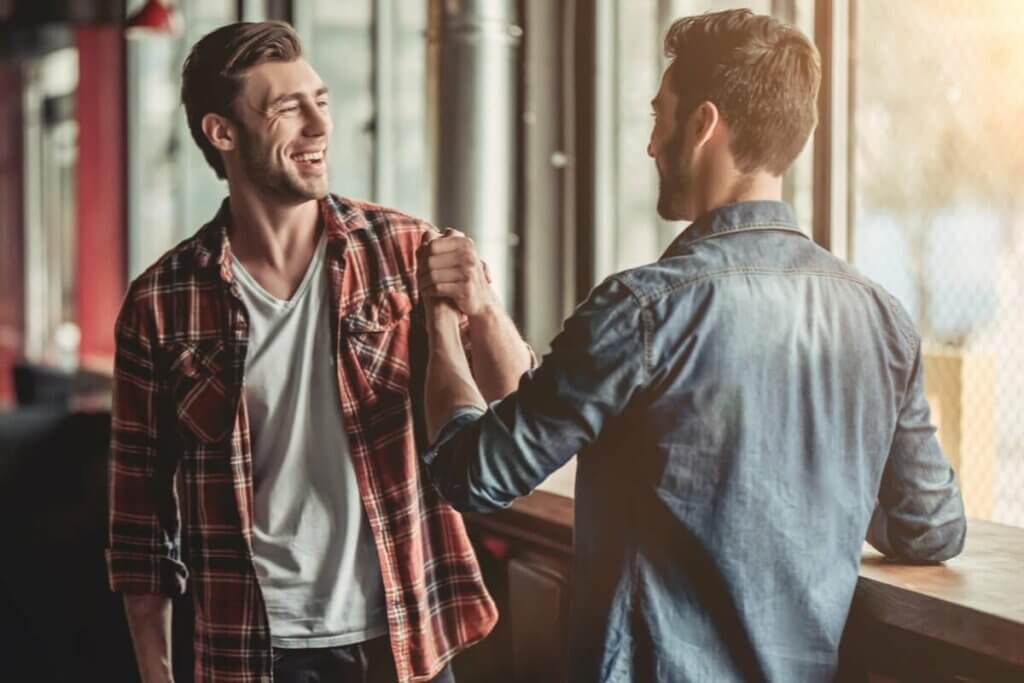 Amigos se cumprimentando