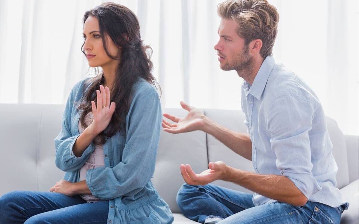 Casal discutindo