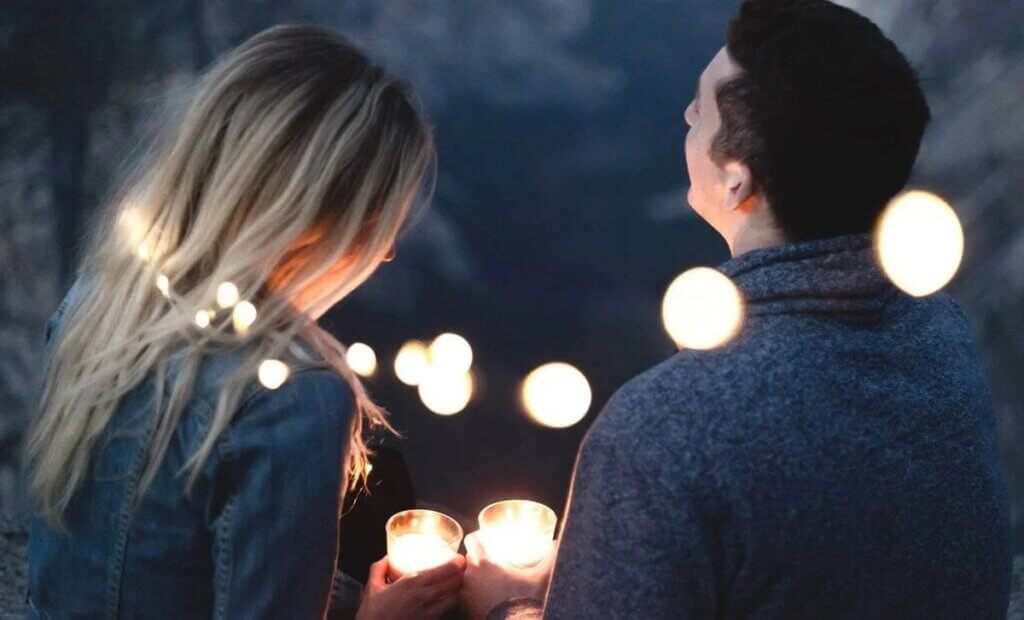 Casal sob a luz de lâmpadas