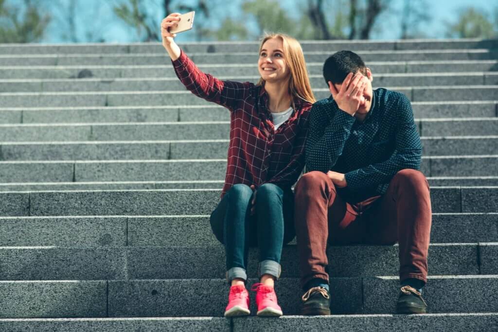 A distância patológica entre o que sentimos e o que mostramos nas redes sociais