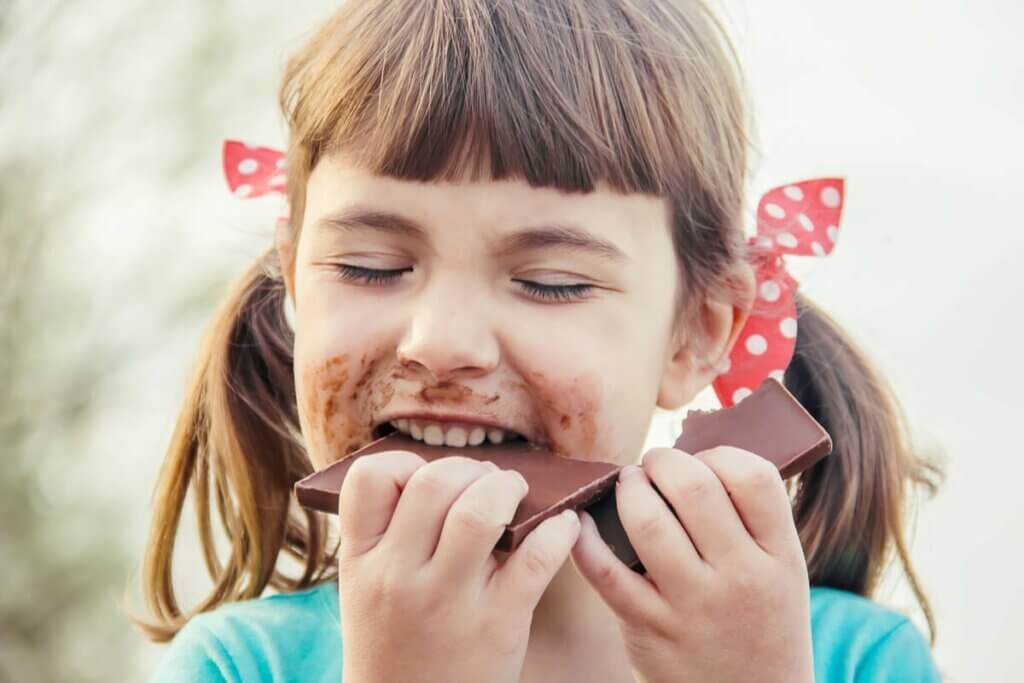 Menina comendo chocolate