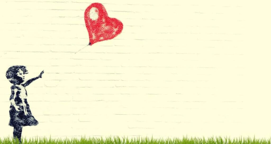 Criança com balão de coração