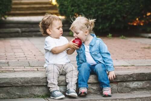 Crianças compartilhando maçã
