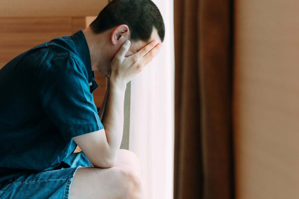 Homem preocupado com vício em masturbação