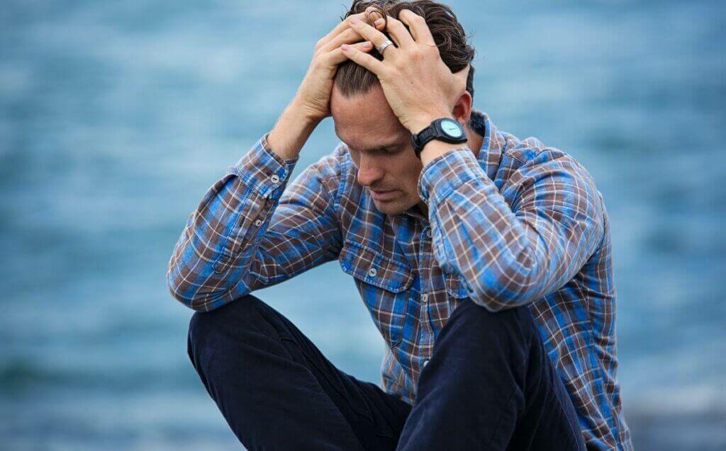 Homem em crise preocupado