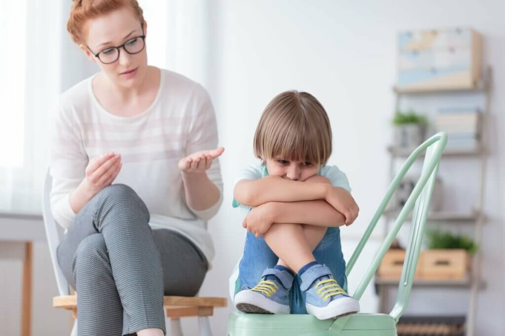 Mãe falando com filho pequeno