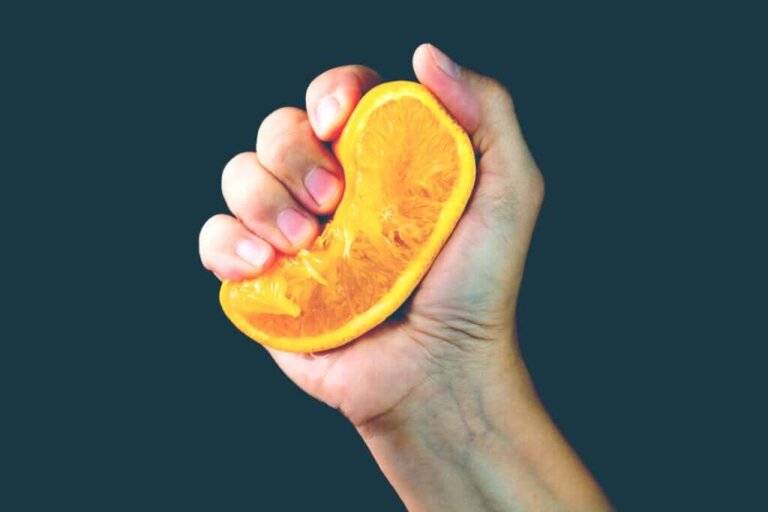 A metáfora da laranja: o que sai de você quando a vida te aperta?