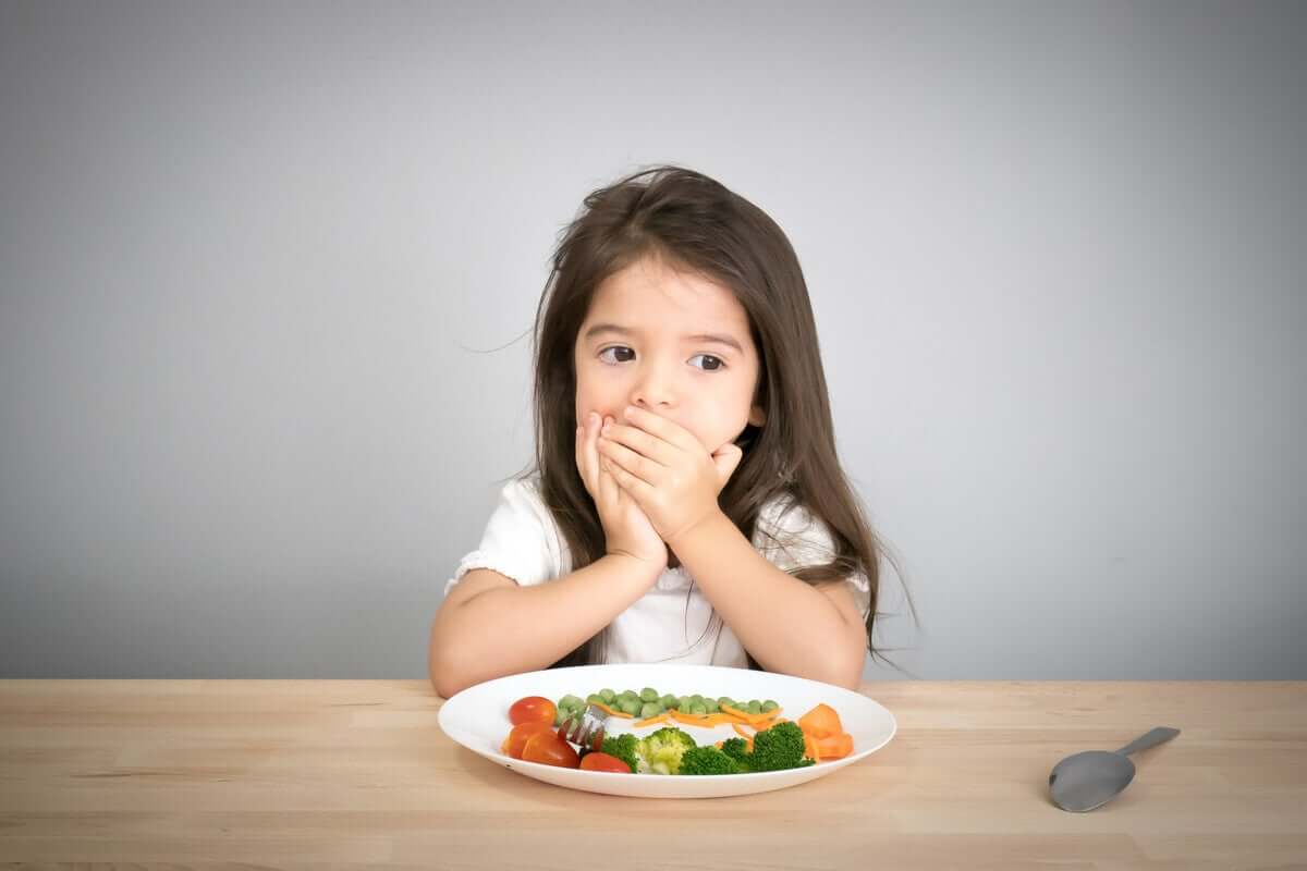 Menina recusando alimentos