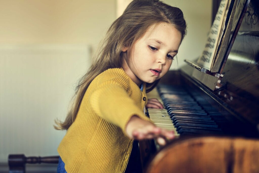 Menina tocando piano: no grupo dos gênios e superdotados?