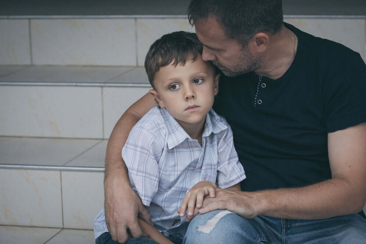 Pai acalmando o filho