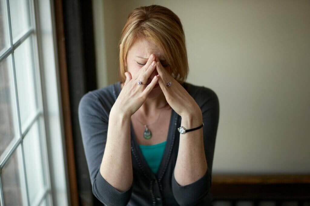 Mulher tendo crise emocional