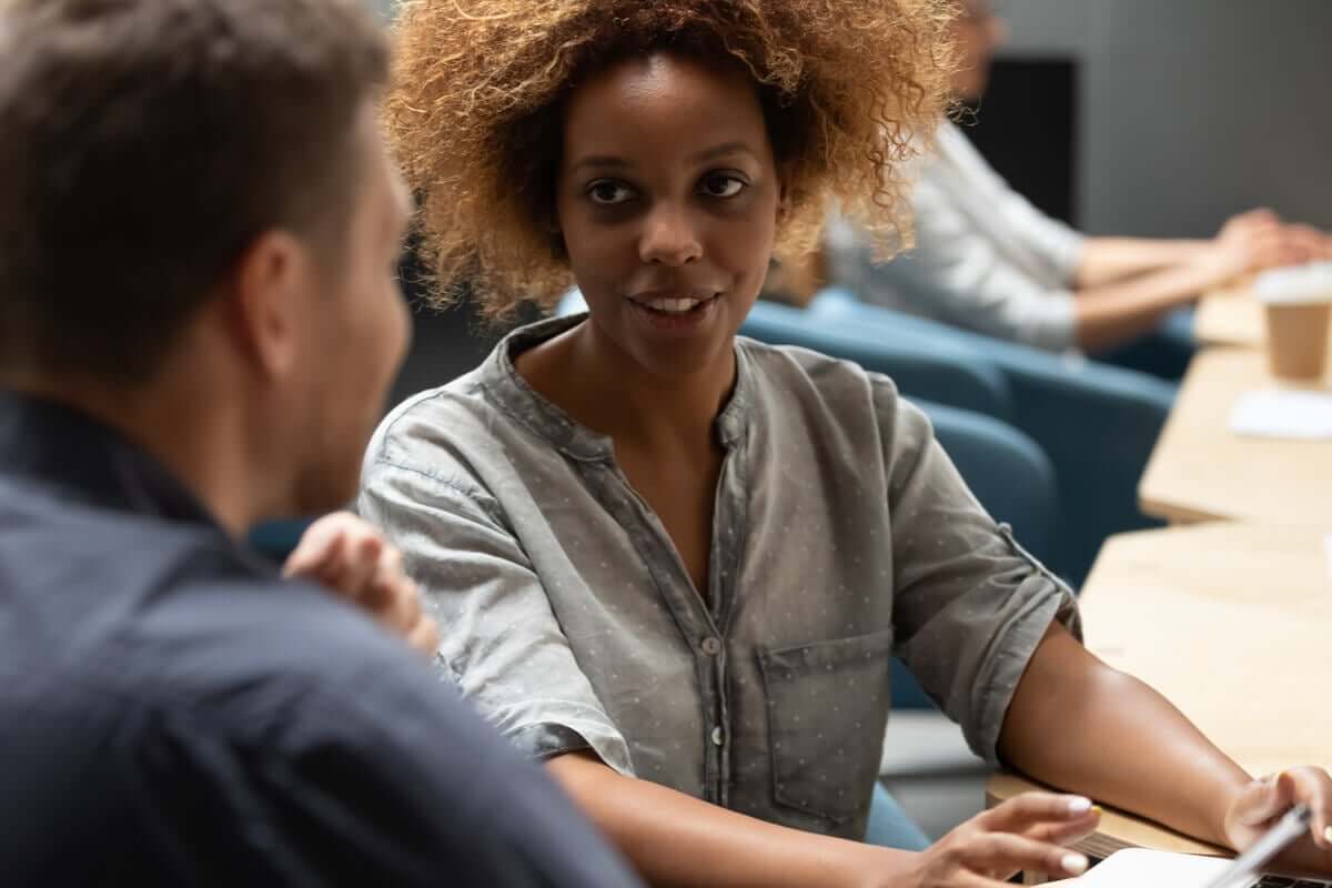 Colegas de trabalho conversando