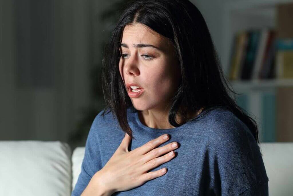 Mulher tendo ataque de pânico