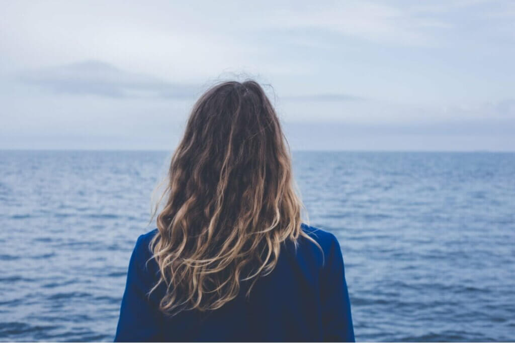 Mulher observando o mar