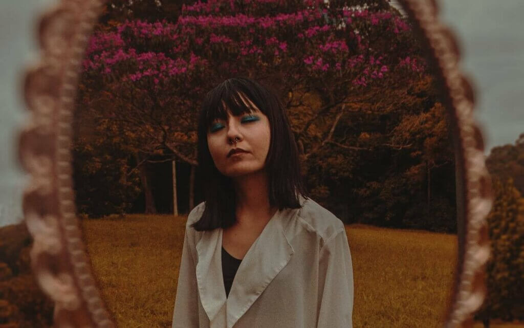 Mulher com os olhos fechados