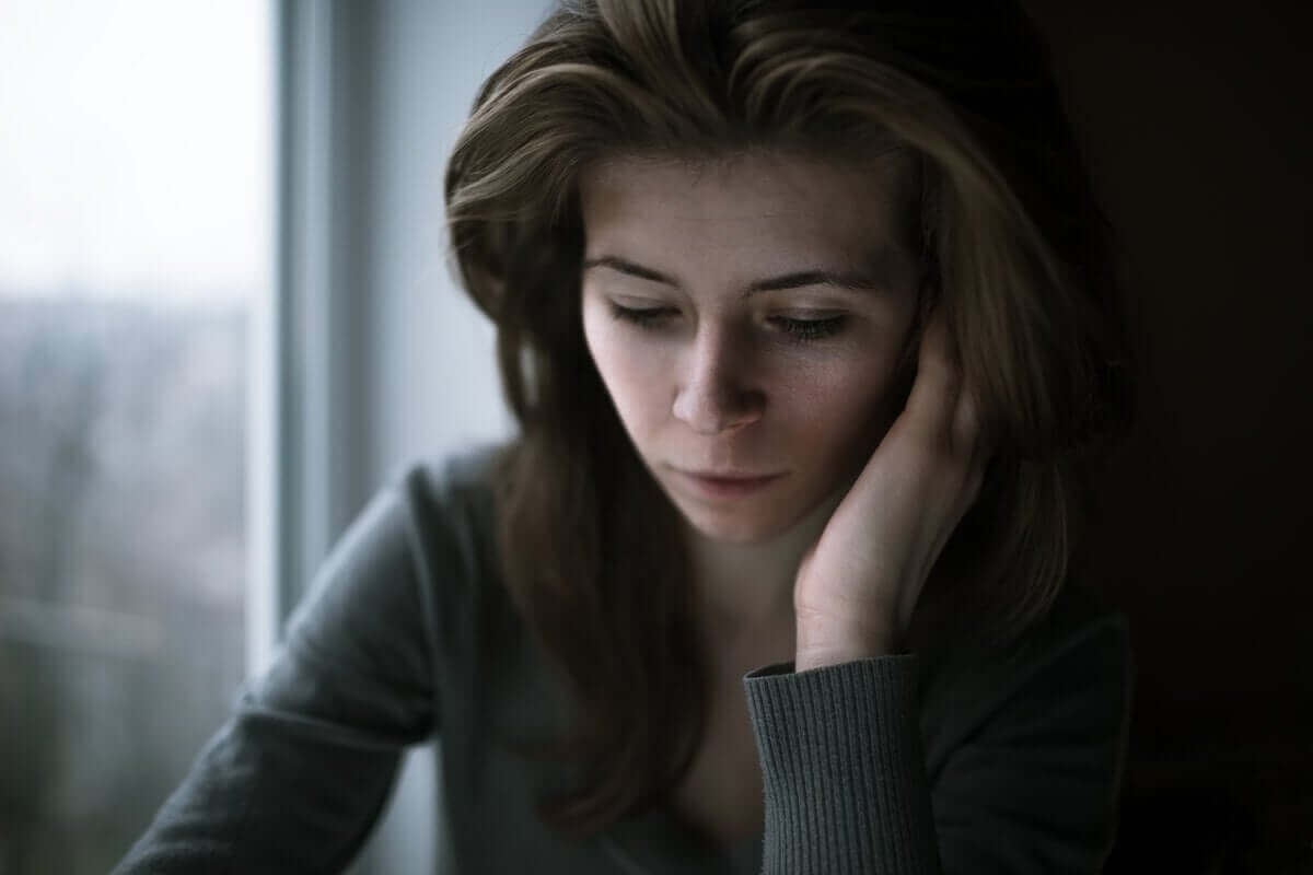 Mulher preocupada com as suas emoções