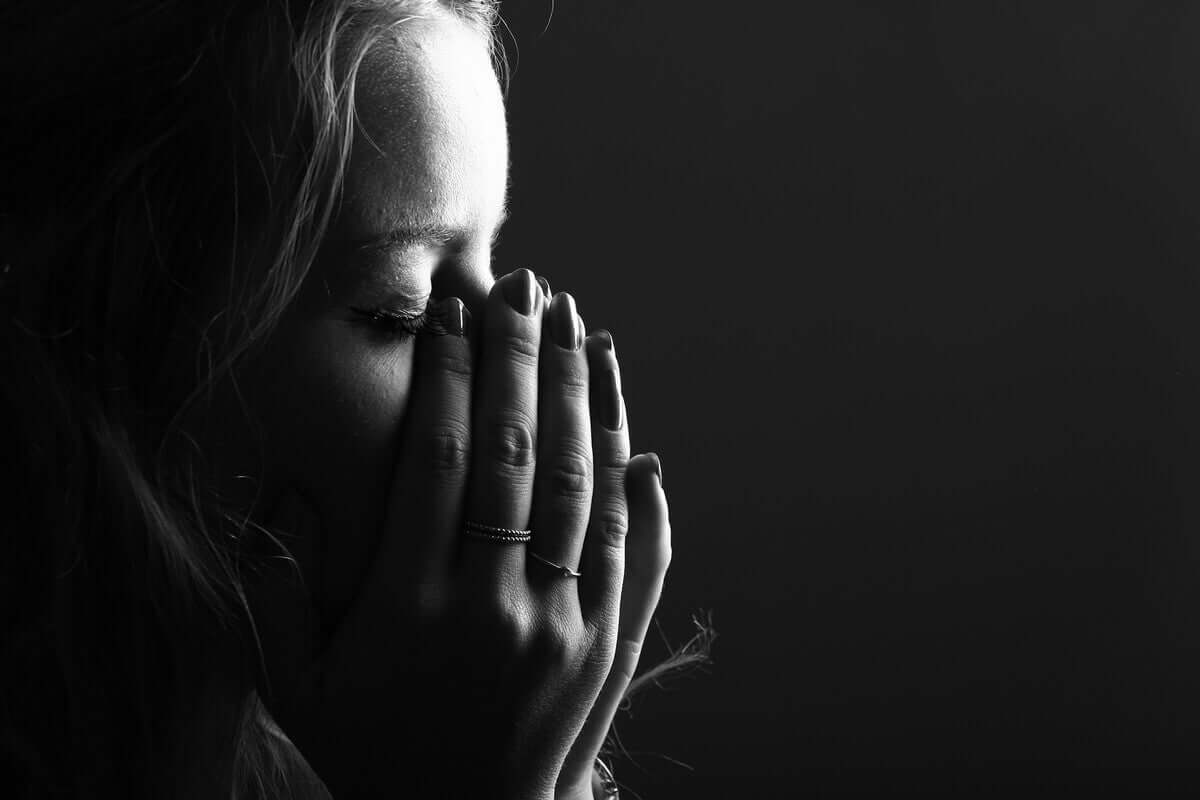 Mulher sofrendo