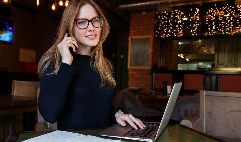 Mulher trabalhando em cafeteria