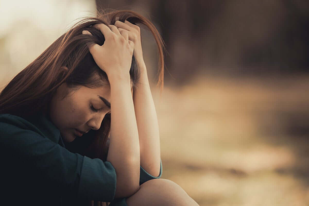 Mulher enfrentando um luto