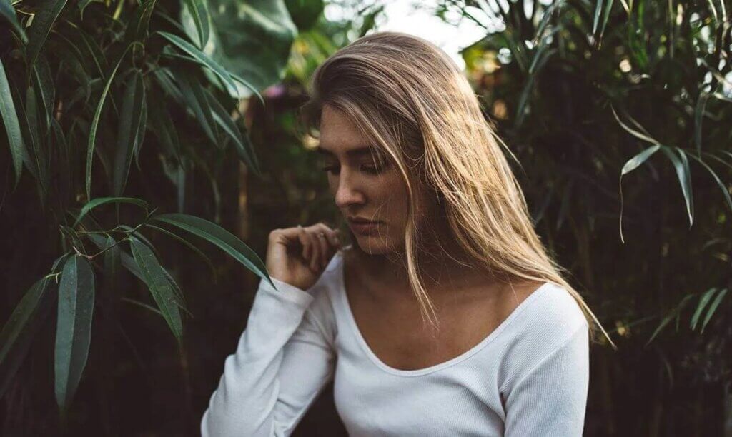 Mulher triste na natureza